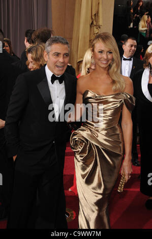 Febbraio 26, 2012 - Los Angeles, California, Stati Uniti - George Clooney, Stacy Keibler .84ma annuale di Academy Awards - gli arrivi presso la Hollywood & Highland Center , Los Angeles,CA. Febbraio 26 - 2012.(Immagine di credito: Â© D. lunga/Globe foto/ZUMAPRESS.com) Foto Stock