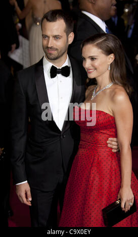 Febbraio 26, 2012 - Hollywood, California, Stati Uniti - Benjamin Millepied, Natalie Portman sul tappeto rosso della 84ma Academy Awards a Hollywood e Highland Centre in Hollywood, la California (credito Immagine: © Jeff Tran/Prensa Internacional/ZUMAPRESS.com) Foto Stock