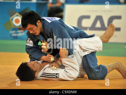 Coppa del Mondo di Judo, Feb 25, 2012, Praga, Repubblica Ceca. Gambat Boldbatar e Boldbatar Cimeb-Yonbon (sulla parte superiore) (Mongolia), categoria fino a 60 kg. (CTK foto/Stanislav Peska) Foto Stock