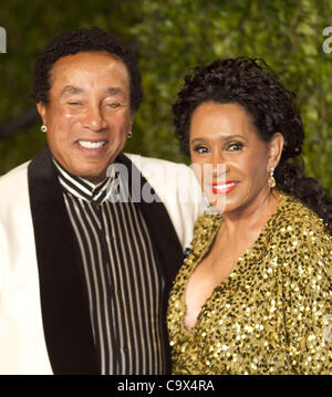 Febbraio 26, 2012 - Hollywood, California, Stati Uniti - Smokey Robinson e Francesca Glandney sul tappeto rosso al Vanity Fair Oscar party al tramonto le torri in West Hollywood, California (credito Immagine: © SUSAN J. Rose/Prensa Internacional/ZUMAPRESS.com) Foto Stock