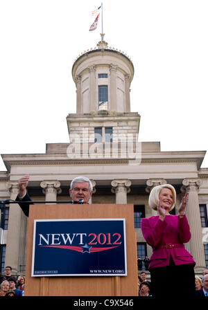 27 febbraio 2012 - Nashville, TN, Stati Uniti d'America - con sua moglie Callista al suo fianco, Newt Gingrich campagne in un rally a est la fasi di State Capitol. Foto Stock