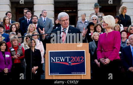 27 febbraio 2012 - Nashville, TN, Stati Uniti d'America - con sua moglie Callista al suo fianco, Newt Gingrich campagne in un rally a est la fasi di State Capitol. Foto Stock