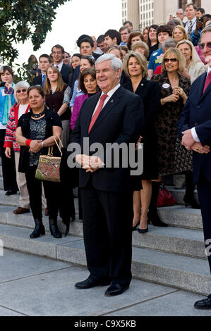 27 febbraio 2012 - Nashville, TN, Stati Uniti d'America - Newt Gingrich ascolta la sua moglie lo introducono a una campagna rally a est la fasi di State Capitol. Foto Stock