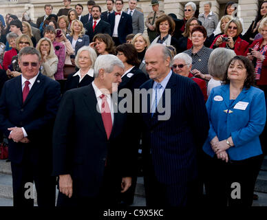 27 febbraio 2012 - Nashville, TN, Stati Uniti d'America - ex senatore Fred Thompson e Newt Gingrich della chat in un Gingrich 2012 campaign rally in oriente passi di State Capitol. Foto Stock