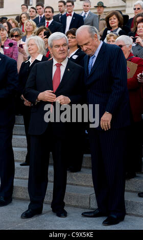 27 febbraio 2012 - Nashville, TN, Stati Uniti d'America - ex senatore Fred Thompson e Newt Gingrich della chat in un Gingrich 2012 campaign rally in oriente passi di State Capitol. Foto Stock