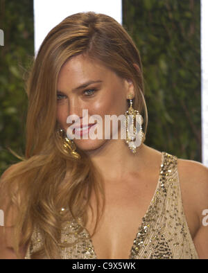 27 febbraio 2012 - Hollywood, California, Stati Uniti - Modello Bar Refaeli sul tappeto rosso al Vanity Fair Oscar party al tramonto le torri in West Hollywood, California (credito Immagine: © SUSAN J. Rose/Prensa Internacional/ZUMAPRESS.com) Foto Stock