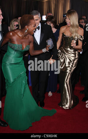 VIOLA DAVIS & George Clooney e Stacy Keibler il 84TH ACADEMY AWARDS gli arrivi a Los Angeles California USA 26 febbraio 2012 Foto Stock