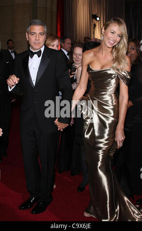 GEORGE CLOONEY e Stacy Keibler il 84TH ACADEMY AWARDS gli arrivi a Los Angeles California USA 26 febbraio 2012 Foto Stock