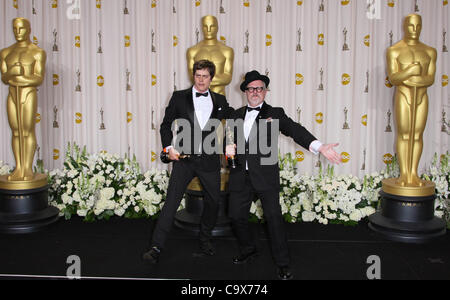 BRANDON OLDENBURG & WILLIAM JOYCE IL 84TH ACADEMY AWARDS PRESSROOM LOS ANGELES CALIFORNIA USA 26 febbraio 2012 Foto Stock