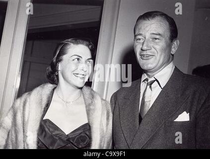 JOHN WAYNE con la moglie Esperanza Baur.fornito da foto, inc.(Immagine di credito: Â© fornito dal mondo foto, Inc/Globe foto/ZUMAPRESS.com) Foto Stock