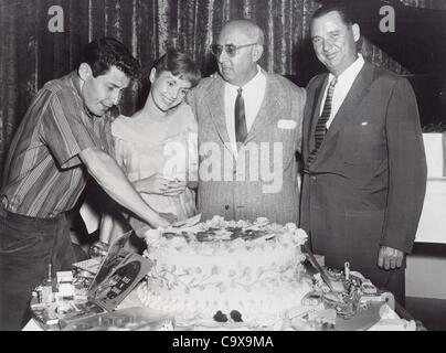 EDDIE FISHER con Debbie Reynolds , Direttore Norman Taurog e produttore Edmund Grainger celebrando il completamento di '' Bundle di gioia ''.fornito da foto, inc.(Immagine di credito: Â© fornito dal mondo foto, Inc/Globe foto/ZUMAPRESS.com) Foto Stock