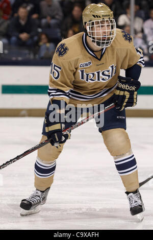 Febbraio 24, 2012 - South Bend, Indiana, Stati Uniti - Notre Dame ala destra Peter Schneider (#15) nel terzo periodo di azione del NCAA hockey gioco tra la cattedrale di Notre Dame e di Stato del Michigan. Il Notre Dame Fighting Irish sconfitto il Michigan State Spartans 2-0 in gioco presso la famiglia di Compton Ice Arena in South Bend, Ind Foto Stock