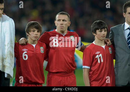 Il Galles v Costa Rica - Gary Memoriale di velocità corrisponde al Cardiff City Stadium : Galles capitano Craig Bellamy raffigurato all'inizio del gioco con Gary velocità Sons Ed (sinistra) e Tommy. Foto Stock