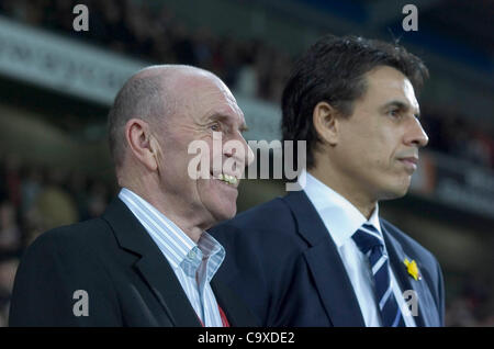 Il Galles v Costa Rica - Gary Memoriale di velocità corrisponde al Cardiff City Stadium : Nuovo Galles Manager Chris Coleman con Roger velocità, padre della fine del Galles Coach Gary all'inizio del gioco. Foto Stock