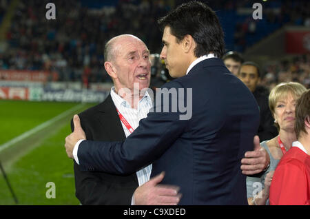 Il Galles v Costa Rica - Gary Memoriale di velocità corrisponde al Cardiff City Stadium : Nuovo Galles Manager Chris Coleman con Roger velocità, padre della fine del Galles Coach Gary all'inizio del gioco. Foto Stock