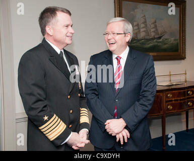 Il Ministro degli Esteri Kevin Rudd soddisfa con l'Ammiraglio James A. 'sandy' Winnefeld, Jr. Vice Presidente del Comune di capi di Stato Maggiore (sinistra) prima della riunione con il Segretario alla difesa Leon Panetta E. al Pentagono di Arlington, VA. su sposi. Febbraio 21, 2012. Foto Stock