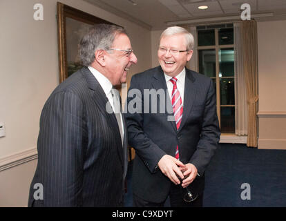 Il Ministro degli Esteri Kevin Rudd (destra)si incontra con il Segretario alla difesa Leon Panetta E. al Pentagono di Arlington, VA. su sposi. Febbraio 21, 2012. Foto Stock