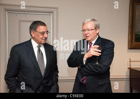 Australian Ministro degli Esteri Kevin Rudd (destra) si riunisce con il Segretario alla difesa Leon Panetta E. al Pentagono di Arlington, VA. su sposi. Febbraio 21, 2012. Foto Stock