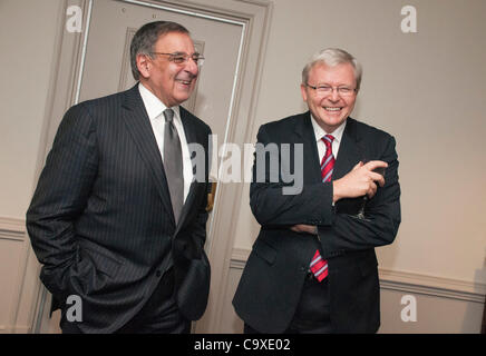 Australian Ministro degli Esteri Kevin Rudd (destra) si riunisce con il Segretario alla difesa Leon Panetta E. al Pentagono di Arlington, VA. su sposi. Febbraio 21, 2012. Foto Stock