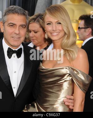 Febbraio 26, 2012 - Los Angeles, California, Stati Uniti d'America - 26 Feb 2012 - Los Angeles, California, Stati Uniti d'America - Attore George Clooney, ballerino Stacy Keibler nella 84Academy Awards - Gli arrivi presso la Hollywood e Highland Teatro. (Credito Immagine: © Paul Fenton/ZUMAPRESS.com) Foto Stock