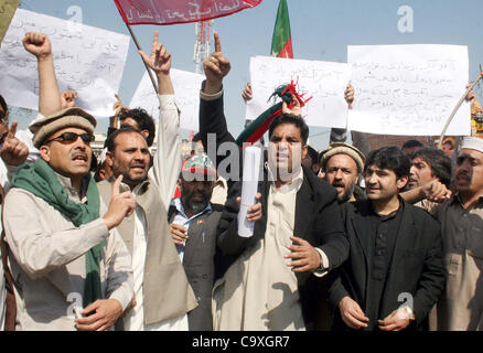 I sostenitori del Tehreek-e-Insaf (PTI) cantano slogan in favore delle loro richieste durante una manifestazione di protesta a Peshawar press club giovedì 01 marzo, 2012. Foto Stock