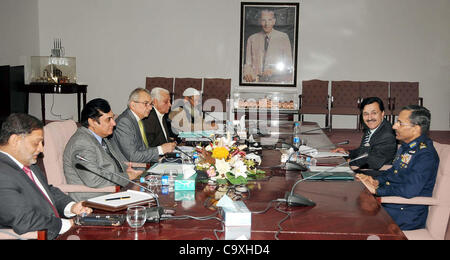 IAbbottabad Presidente della Commissione, la giustizia (Retd)Javed Iqbal nell incontro con Air Force (PAF) capo del personale aereo, Maresciallo dell'aria.Rao Qamar Suleman a Islamabad, giovedì 01 marzo, 2012. Foto Stock