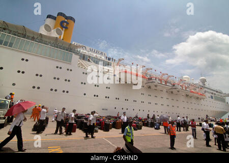 Marzo 01, 2012 - victoria Seychelles - Bagagli e equipaggio prepara i passeggeri hanno sbarcare l'Italiano nave da crociera Costa Allegra in città isola di Victoria. L'italiano la nave di crociera è stato trainato in francese dalla profondità del mare tonno trawler sebbene più velocemente di un rimorchiatore era disponibile. Più di mille passeggero Foto Stock