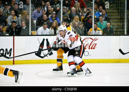 Febbraio 28, 2012 - Boston, Massachusetts, STATI UNITI - Senatori di Ottawa ala destra Bobby Butler (16) in azione durante il terzo periodo di gioco contro il Boston Bruins al TD Garden di Boston, Massachusetts. Senatori battere i Bruins 1 - 0. (Credito Immagine: © contrassegnare la casella/Southcreek/ZUMAPRESS.com) Foto Stock