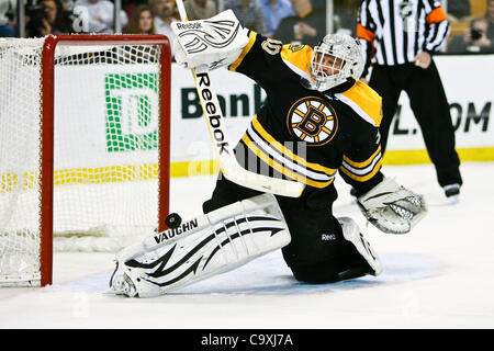 Febbraio 28, 2012 - Boston, Massachusetts, STATI UNITI - Boston Bruins goalie Tim Thomas (30) blocchi un colpo sul traguardo in ritardo nel terzo periodo di gioco contro i Senatori di Ottawa al TD Garden di Boston, Massachusetts. Senatori battere i Bruins 1 - 0. (Credito Immagine: © contrassegnare la casella/Southcreek/ZUMAPRESS.com) Foto Stock