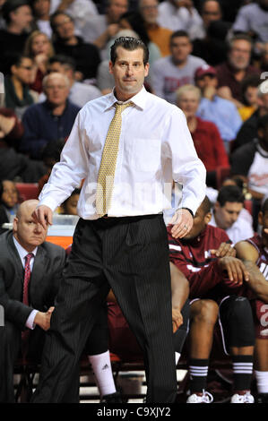 Febbraio 29, 2012 - Philadelphia, Pennsylvania, Stati Uniti - Massachusetts Minutemen head coach Derek Kellogg sull'emarginare durante il NCAA pallacanestro tra il Tempio di gufi e Massachusetts Minutemen al Liacouras Center di Philadelphia.#25 Tempio è tornato a sconfiggere UMass 90-88 in ore di lavoro straordinario. (Cred Foto Stock