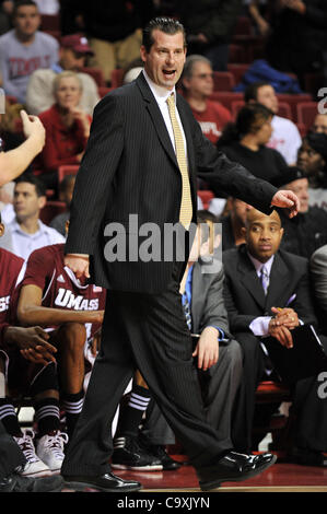 Febbraio 29, 2012 - Philadelphia, Pennsylvania, Stati Uniti - Massachusetts Minutemen head coach Derek Kellogg sull'emarginare durante il NCAA pallacanestro tra il Tempio di gufi e Massachusetts Minutemen al Liacouras Center di Philadelphia.#25 Tempio è tornato a sconfiggere UMass 90-88 in ore di lavoro straordinario. (Cred Foto Stock