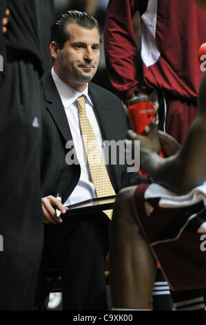 Febbraio 29, 2012 - Philadelphia, Pennsylvania, Stati Uniti - Massachusetts Minutemen head coach Derek Kellogg soddisfa con i suoi giocatori sulla corte durante il NCAA pallacanestro tra il Tempio di gufi e Massachusetts Minutemen al Liacouras Center di Philadelphia.#25 Tempio è tornato a sconfiggere UMass 90-8 Foto Stock