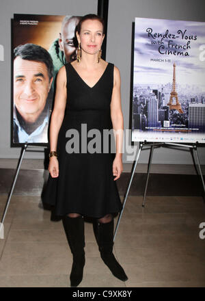 1 marzo 2012 - New York New York, Stati Uniti - Attrice Carole Bouquet assiste il Rendez-Vous con Cinema francese apertura notturna premiere di 'L'Intouchables" tenutosi a Alice Tully Hall presso il Lincoln Center. (Credito Immagine: © Nancy Kaszerman/ZUMAPRESS.com) Foto Stock