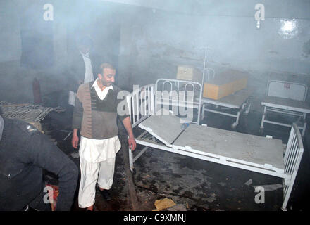 La gente si riunisce dopo la bombola di gas blast al Dipartimento di Patologia a Lady ospedale di lettura (LRH) nella città di Peshawar Venerdì, Marzo 02, 2012. Almeno tre persone sono state ferite nell'esplosione Foto Stock