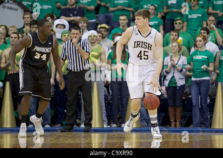 2 marzo 2012 - South Bend, Indiana, Stati Uniti - Notre Dame Jack in avanti Cooley (#45) dribbling la sfera come la Provvidenza avanti Ron Giplaye (#34) difende nella prima metà azione degli uomini del NCAA pallacanestro tra la provvidenza e la Cattedrale di Notre Dame. Il Notre Dame Fighting Irish sconfitto la Provvidenza frati 75-69 Foto Stock