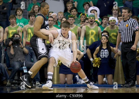 2 marzo 2012 - South Bend, Indiana, Stati Uniti - Notre Dame Jack in avanti Cooley (#45) rigidi per le lane come centro di Providence Bilal Dixon (#42) difende nella prima metà azione degli uomini del NCAA pallacanestro tra la provvidenza e la Cattedrale di Notre Dame. Il Notre Dame Fighting Irish sconfitto la Provvidenza frati 75-69 Foto Stock