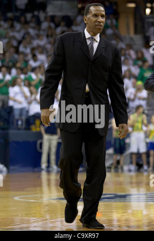 2 marzo 2012 - South Bend, Indiana, Stati Uniti - Ex Notre Dame giocatore di basket Adrian Dantley è onorato in tempo di emisaturazione del NCAA di pallacanestro degli uomini di gioco tra la provvidenza e la Cattedrale di Notre Dame. Il Notre Dame Fighting Irish sconfitto la Provvidenza frati 75-69 in gioco a Purcell padiglione presso il centro di Joyce in Foto Stock