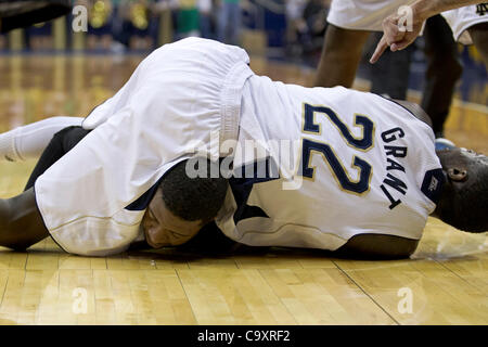 2 marzo 2012 - South Bend, Indiana, Stati Uniti - Notre Dame guard Jerian concedere (#22) e provvidenza guard Vincent Consiglio battaglia per la sfera allentati. Il Notre Dame Fighting Irish sconfitto la Provvidenza frati 75-69 a Purcell padiglione presso il centro di Joyce. (Credito Immagine: © Giovanni Mersits/Southcreek/ZUMAPRES Foto Stock