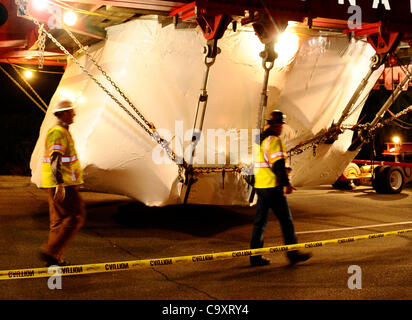 Marzo 2,2012. Chino Hills California-USA. La Hanjin Shipping movers aveva solo circa 4 pollici di ricambio come si muovono la civiltà megalitica bolder sotto il 71 freeway su Chino Ave Venerdì notte. Il big rock sarà un altro viaggio a 10 miglia stasera e per finire su di esso la quarta fermata in Rowland alture vicino parco Pathfinder. Foto Stock