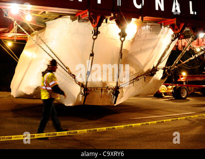 Marzo 2,2012. Chino Hills California-USA. La Hanjin Shipping movers aveva solo circa 4 pollici di ricambio come si muovono la civiltà megalitica bolder sotto il 71 freeway su Chino Ave Venerdì notte. Il big rock sarà un altro viaggio a 10 miglia stasera e per finire su di esso la quarta fermata in Rowland alture vicino parco Pathfinder. Foto Stock