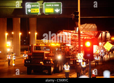 Marzo 2,2012. Chino Hills California-USA. La Hanjin Shipping movers aveva solo circa 4 pollici di ricambio come si muovono la civiltà megalitica bolder sotto il 71 freeway su Chino Ave Venerdì notte. Il big rock sarà un altro viaggio a 10 miglia stasera e per finire su di esso la quarta fermata in Rowland alture vicino parco Pathfinder. Foto Stock