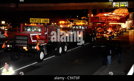 Marzo 2,2012. Chino Hills California-USA. La Hanjin Shipping movers aveva solo circa 4 pollici di ricambio come si muovono la civiltà megalitica bolder sotto il 71 freeway su Chino Ave Venerdì notte. Il big rock sarà un altro viaggio a 10 miglia stasera e per finire su di esso la quarta fermata in Rowland alture vicino parco Pathfinder. Foto Stock