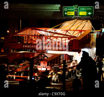 Marzo 2,2012. Chino Hills California-USA. La Hanjin Shipping movers aveva solo circa 4 pollici di ricambio come si muovono la civiltà megalitica bolder sotto il 71 freeway su Chino Ave Venerdì notte. Il big rock sarà un altro viaggio a 10 miglia stasera e per finire su di esso la quarta fermata in Rowland alture vicino parco Pathfinder. Foto Stock