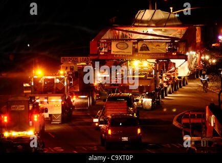 Marzo 2,2012. Chino Hills California-USA. La Hanjin Shipping movers aveva solo circa 4 pollici di ricambio come si muovono la civiltà megalitica bolder sotto il 71 freeway su Chino Ave Venerdì notte. Il big rock sarà un altro viaggio a 10 miglia stasera e per finire su di esso la quarta fermata in Rowland alture vicino parco Pathfinder. Foto Stock