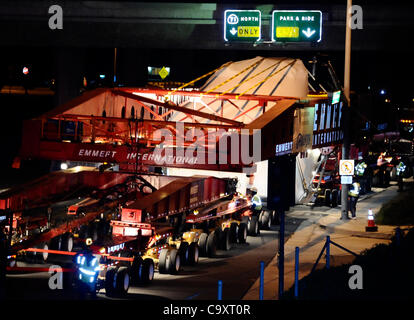 Marzo 2,2012. Chino Hills California-USA. La Hanjin Shipping movers aveva solo circa 4 pollici di ricambio come si muovono la civiltà megalitica bolder sotto il 71 freeway su Chino Ave Venerdì notte. Il big rock sarà un altro viaggio a 10 miglia stasera e per finire su di esso la quarta fermata in Rowland alture vicino parco Pathfinder. Foto Stock