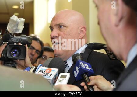 La contea di Nassau legislatura, controllata da repubblicani, voti lungo le linee di partito per consolidare 8 Circoscrizioni di polizia in 4, lunedì 5 marzo, 2012, a Mineola, New York, Stati Uniti d'America. PBA di Nassau (Polizia Associazione benevola) presidente James Carver ha parlato contro la chiusura di perimetro. Foto Stock