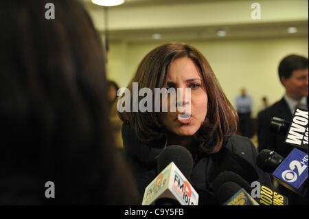 La contea di Nassau legislatura, controllata da repubblicani, voti lungo le linee di partito per consolidare 8 Circoscrizioni di polizia in 4, lunedì 5 marzo, 2012, a Mineola, New York, Stati Uniti d'America. Milagros Vicente (centro), in una valle del Nord Stream residente, ha parlato contro il perimetro di chiusura durante la riunione. Foto Stock