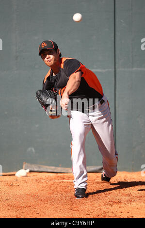 Wei-Yin Chen (Orioles), 5 marzo 2012 - MLB : Baltimore Orioles' pitcher Wei-Yin pratiche Chen pitching nel bullpen durante il Baltimore Orioles spring training camp a Ed Smith Stadium di Sarasota in Florida, Stati Uniti. (Foto di Thomas Anderson/AFLO) (giornale giapponese) Foto Stock
