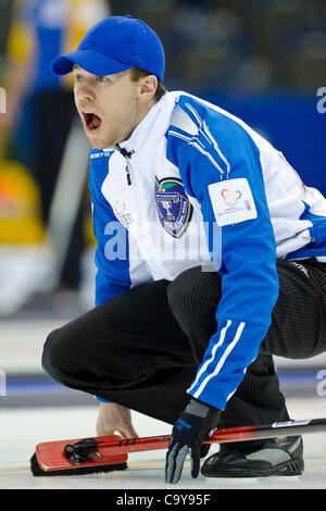 6 marzo 2012 - Saskatoon, Saskatchewan, Canada - British Columbia Vai Jim chiamate di coppiglia per spazzare durante il 2012 Tim Hortons Brier a Credit Union Centre di Saskatoon Saskatchewan. (Credito Immagine: © Derek Mortensen/Southcreek/ZUMAPRESS.com) Foto Stock