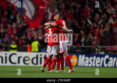 6 Marzo 2012 - Lisbona, Portogallo - Benfica giocatori per celebrare la loro vittoria da 2-0 che li mette in i quarti di finale della Champions League durante il gioco tra il Portogallo SL Benfica e la Russia FC Zenit San Pietroburgo per la seconda tappa del giro di 16 (1/8 finali), della Uefa Champions Lea Foto Stock